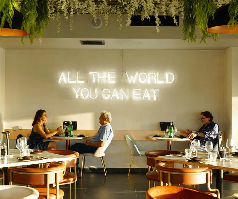 Insegna al neon All the world you can eat nella sala di Fucina