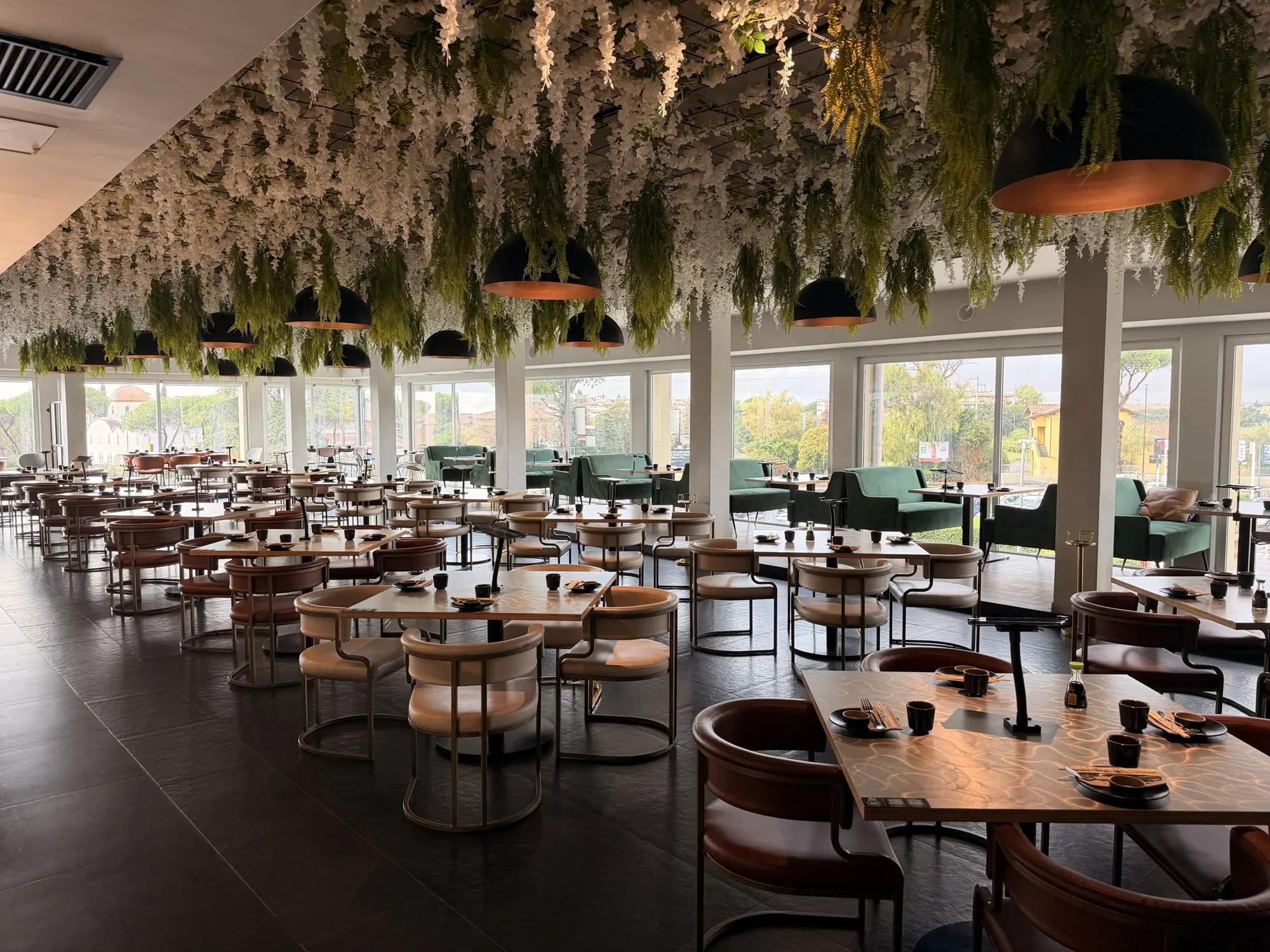 La sala di Fucina sotto il soffitto ricoperto di fiori