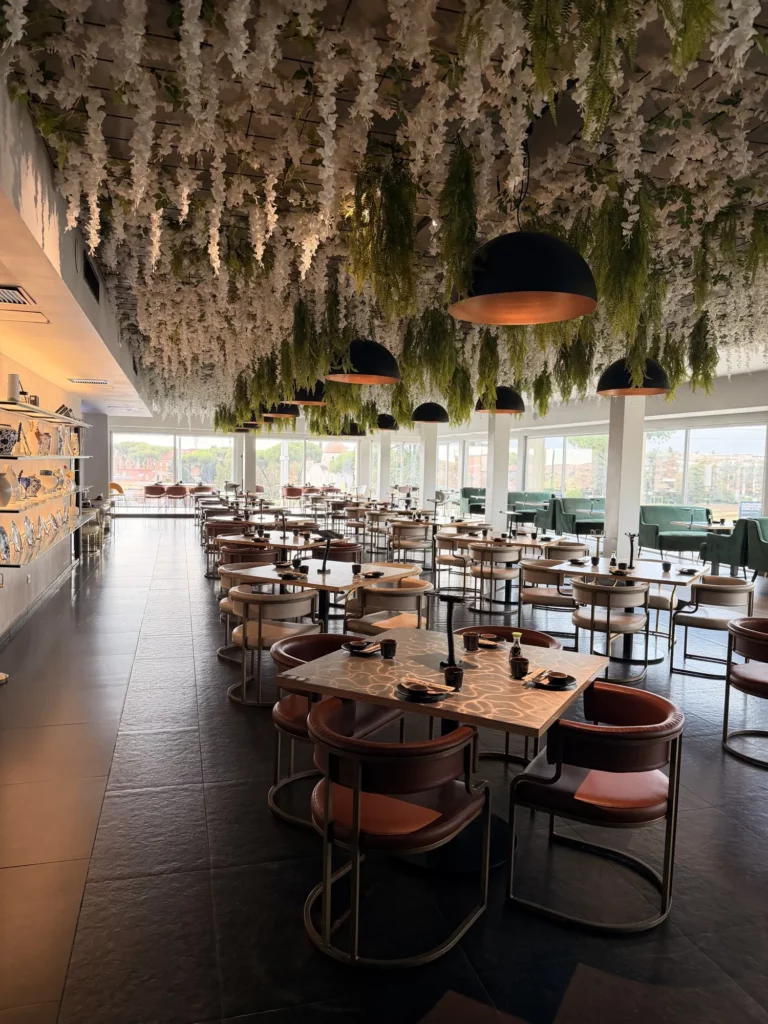 Sala di Fucina con il soffitto ricoperto di fiori