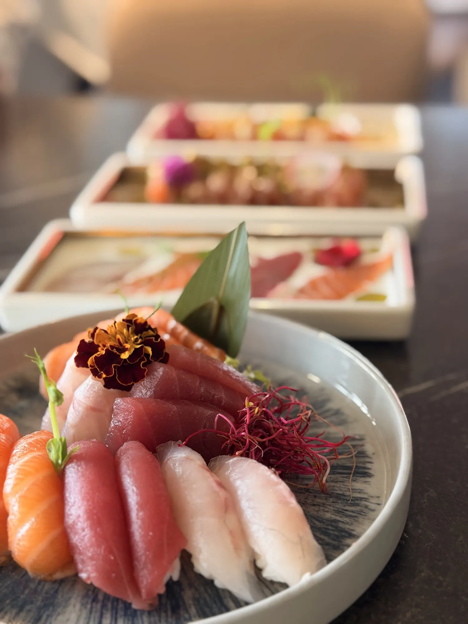 Ciotola di sashimi misto di salmone, tonno e branzino con fiori eduli