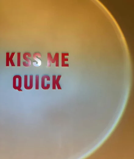 Scritta al neon Kiss me quick